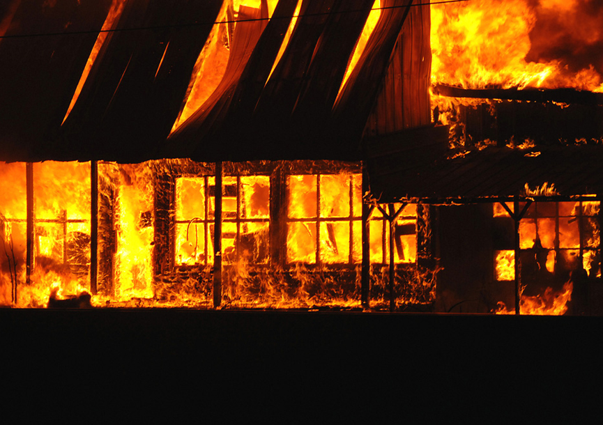 Incendio en una vieja tienda de electrodomésticos. Robert Warden