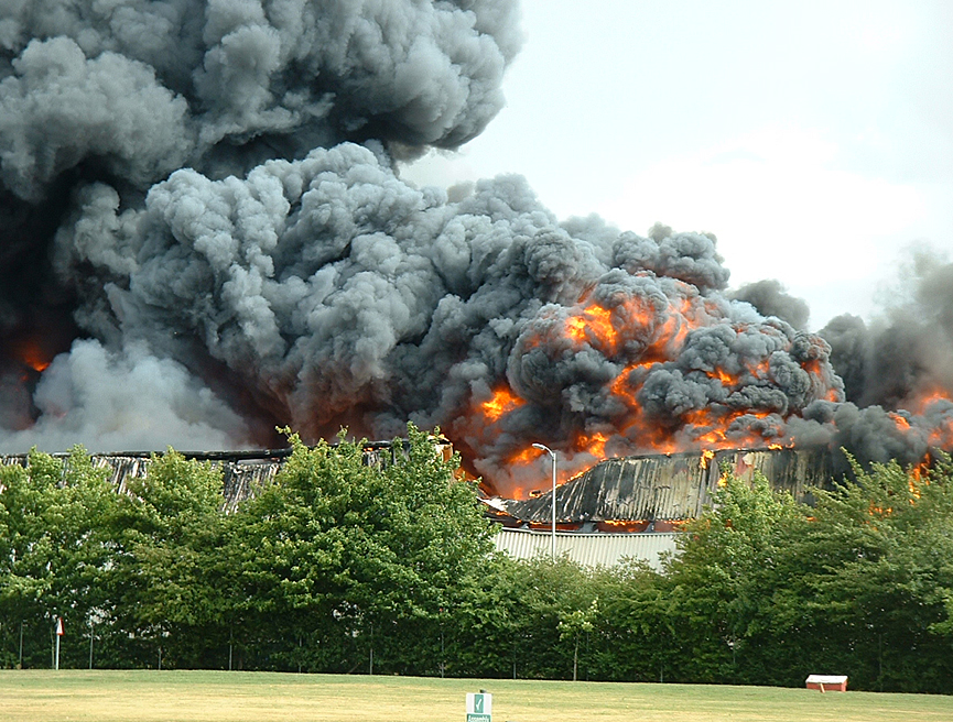 Fuego en la fábrica de Whirlpool de Paddock Wood en Kent, Inglaterra. Koan