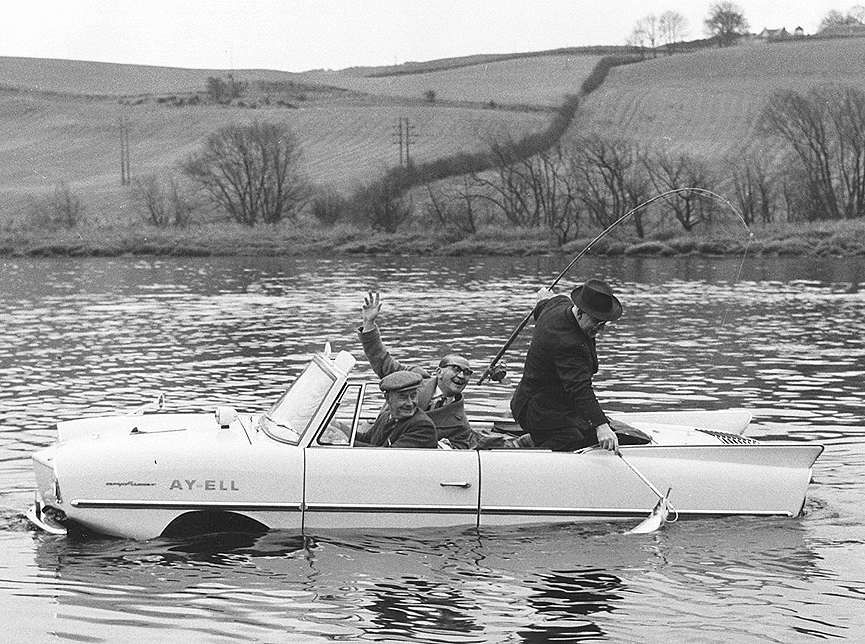 El vehículo anfibio Amphicar en el río Tai, Escocia, durante la temporada de pesca del salmón, 1964. Fox Photos, Getty Images
