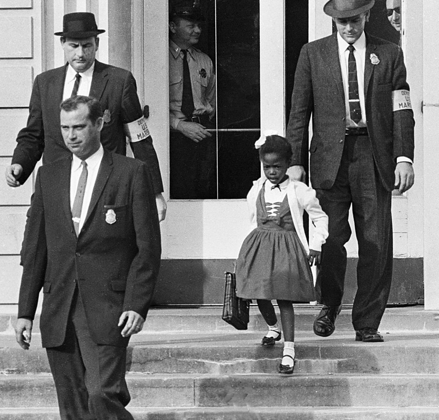 Ruby Bridges escoltada por agentes federales, Nueva Orleans. 1960. AP Images