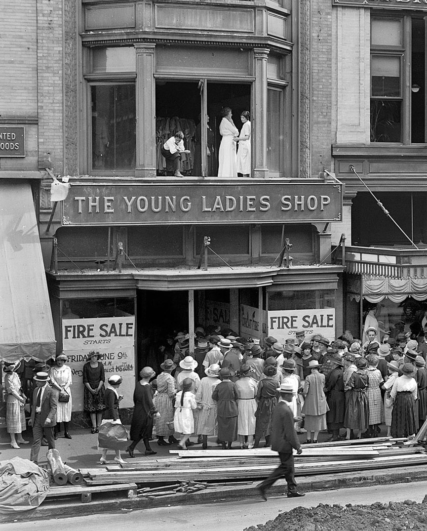 Oferta de liquidación en la tienda The Young Ladies Shop. Washington, 1922. Shorpy