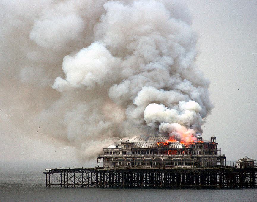El incendio que destrozó el West Pier de Brighton. Simon Thornton