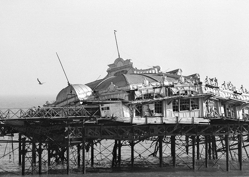 West Pier, Brighton, fuertemente dañado despues de una grave tormenta, en febrero del 2003. Fijayc