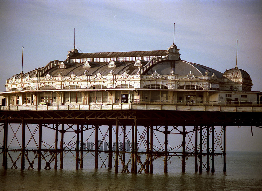 La sala de conciertos en el West Pier de Brighton, 1988. Stagedoor