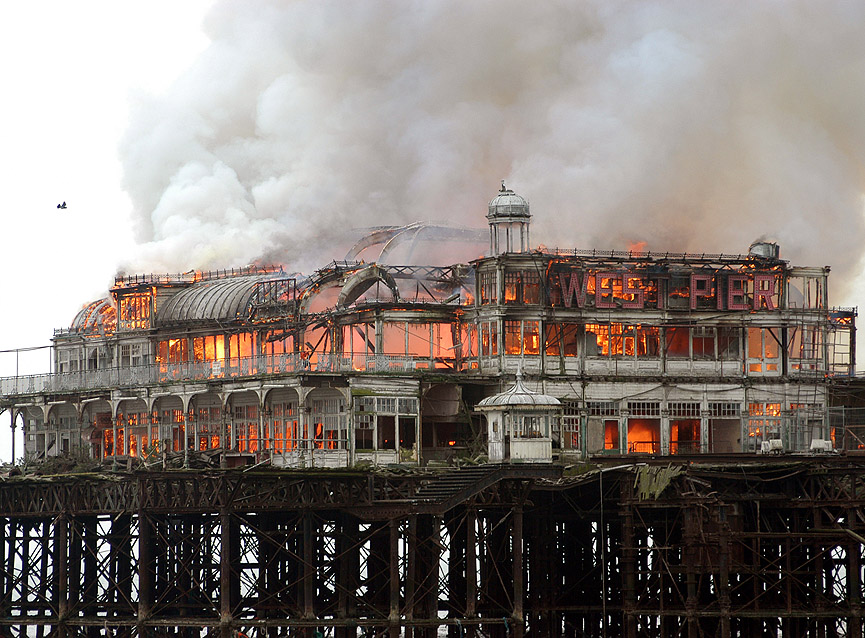 El pavoroso incendio que destrozó el West Pier de Brighton. Simon Thornton