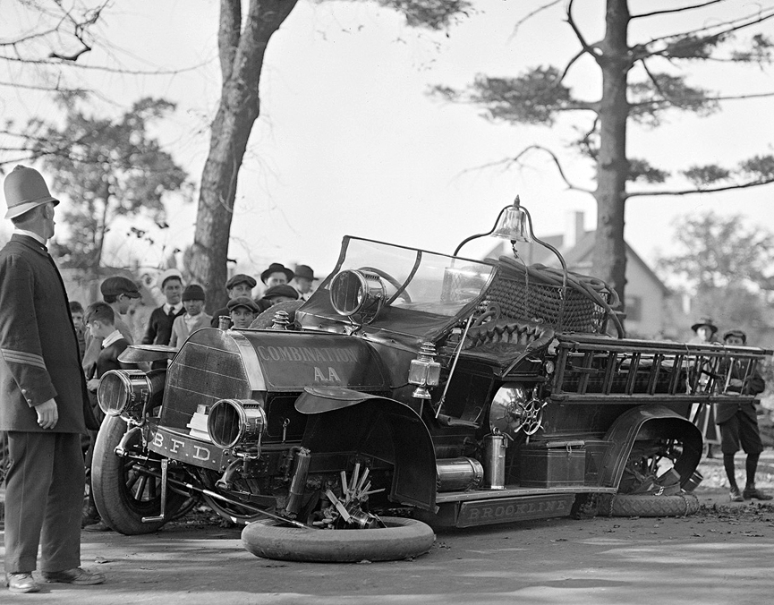 Accidente del camión de bomberos de Brookline, enero de 1920. Boston Public Library