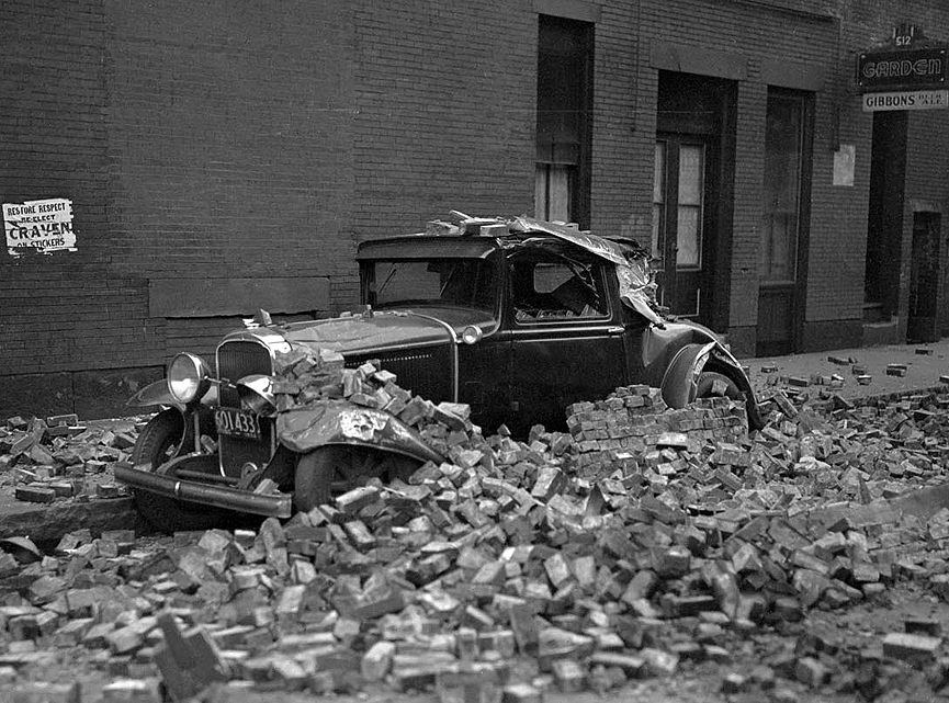 Un coche estacionado cubierto de cascotes. 1935. Boston Public Library