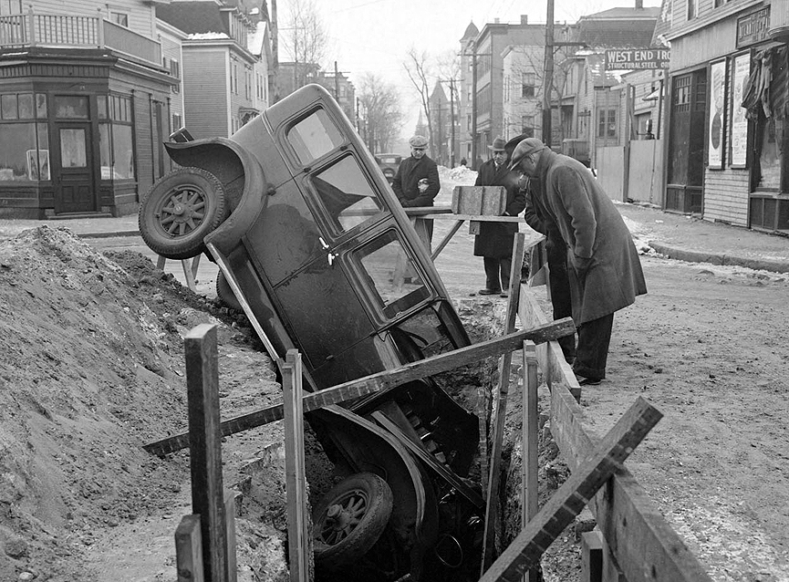 El automovil cae a la zanja de una obra, por despiste del conductor. Boston, 1935. Boston Public Library