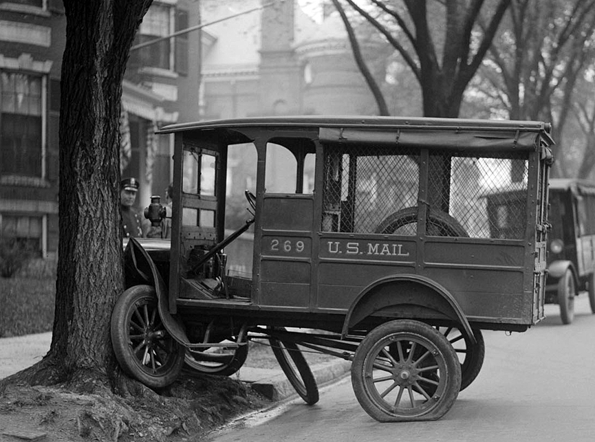 Accidente de repartidor de correos contra un arbol. Boston, 1927. Boston Public Library