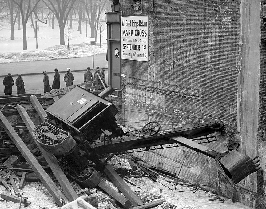 Máquina excavadora volcada en Tremont Street, Boston, 1927. Boston Public Library