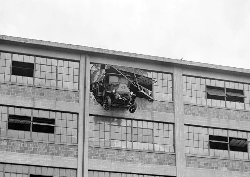 Suspendido sobre el vacío. East Cambridge, 1938. Boston Public Library
