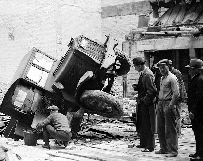 Pequeño percance durante la demolición de Adams House, 1931. Boston Public Library