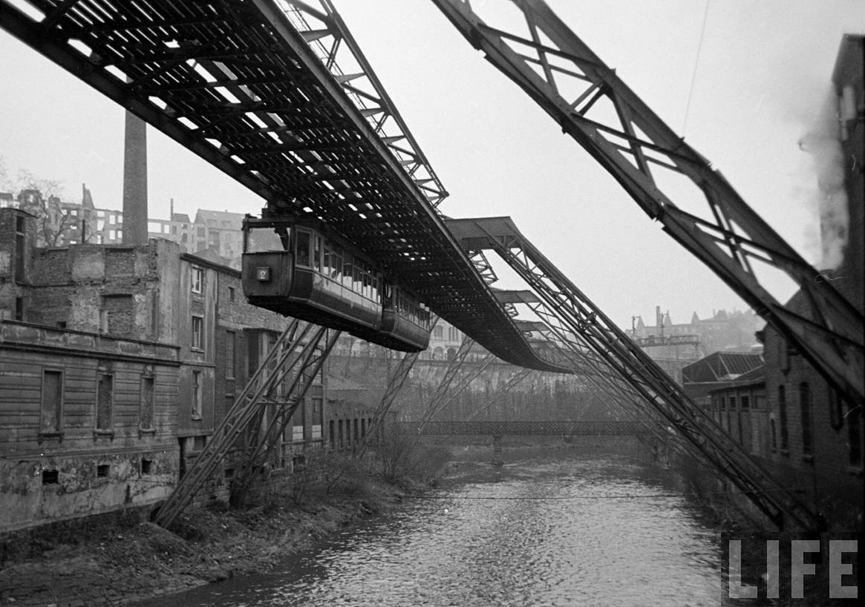 El tren pasando por encima de la superficie del río Wupper. Walter Sanders, Life