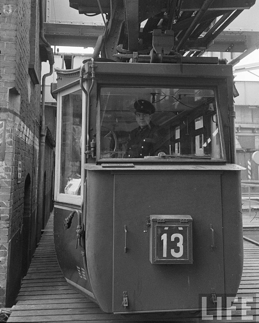 El conductor del tren posa para el fotógrafo. Walter Sanders, Life