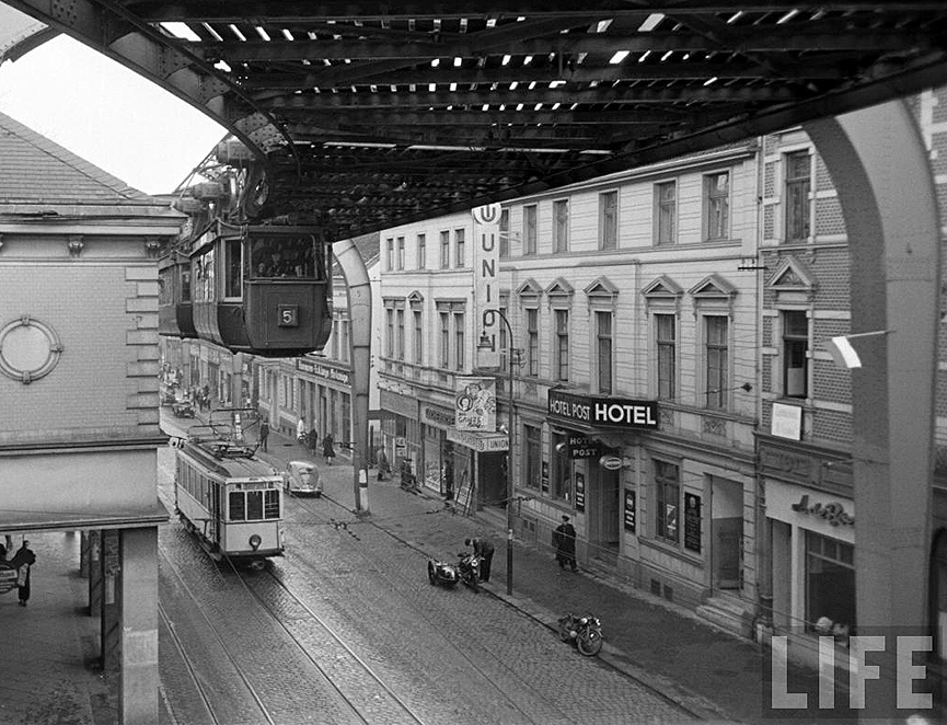 El tren a su paso por la ciudad, en marzo de 1951. Walter Sanders, Life