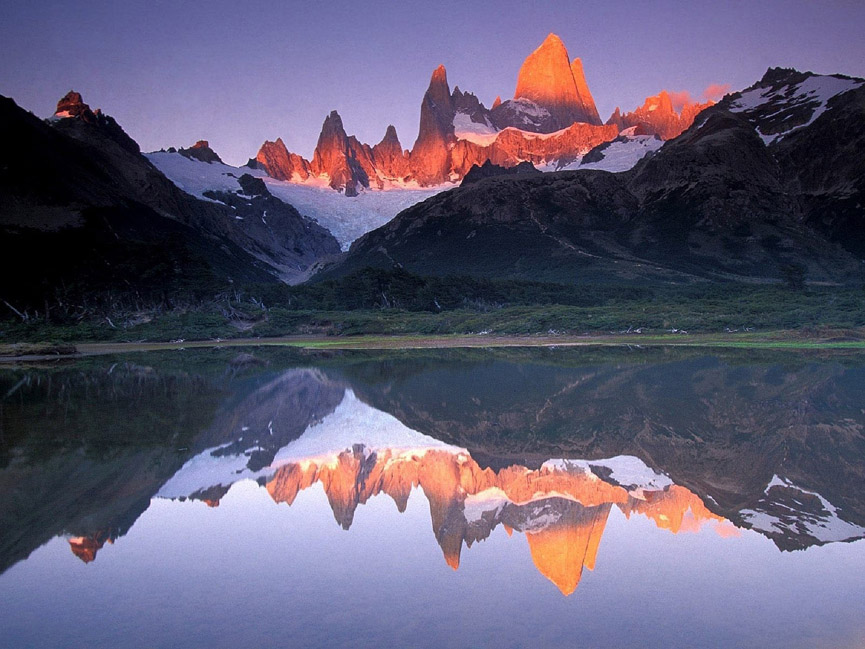 La luz del alba se refleja en Fitz Roy